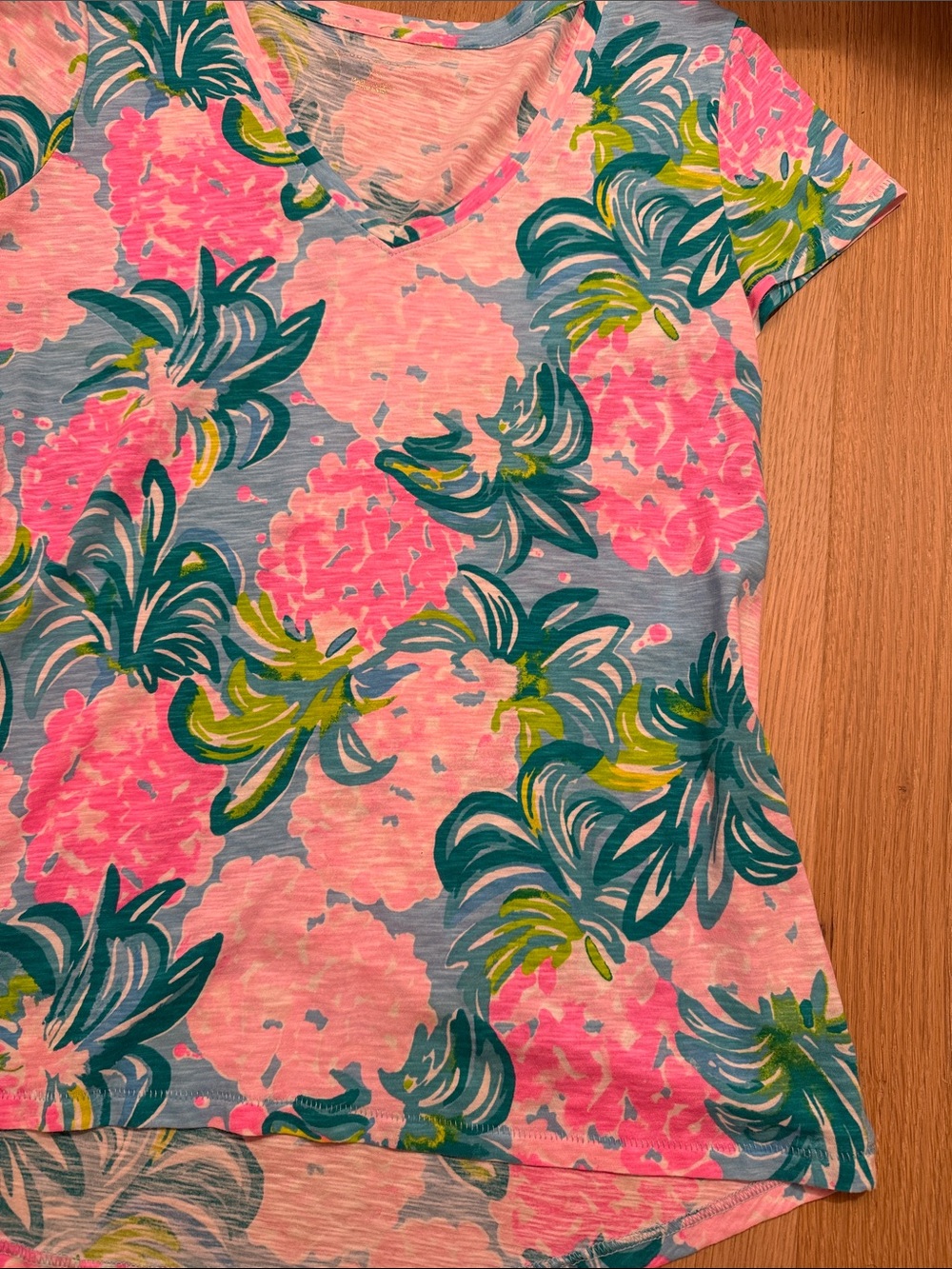 Lilly Pulitzer Short-Sleeve V-Neck Floral Women’s Tee — Pink, Turquoise size XS - Picture 8 of 11